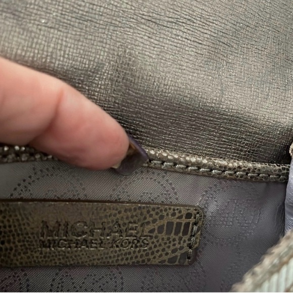 💚Michael Kors Silver Quilted Crossbody Bag with Chain Strap ❤️ EUC - Picture 6 of 11